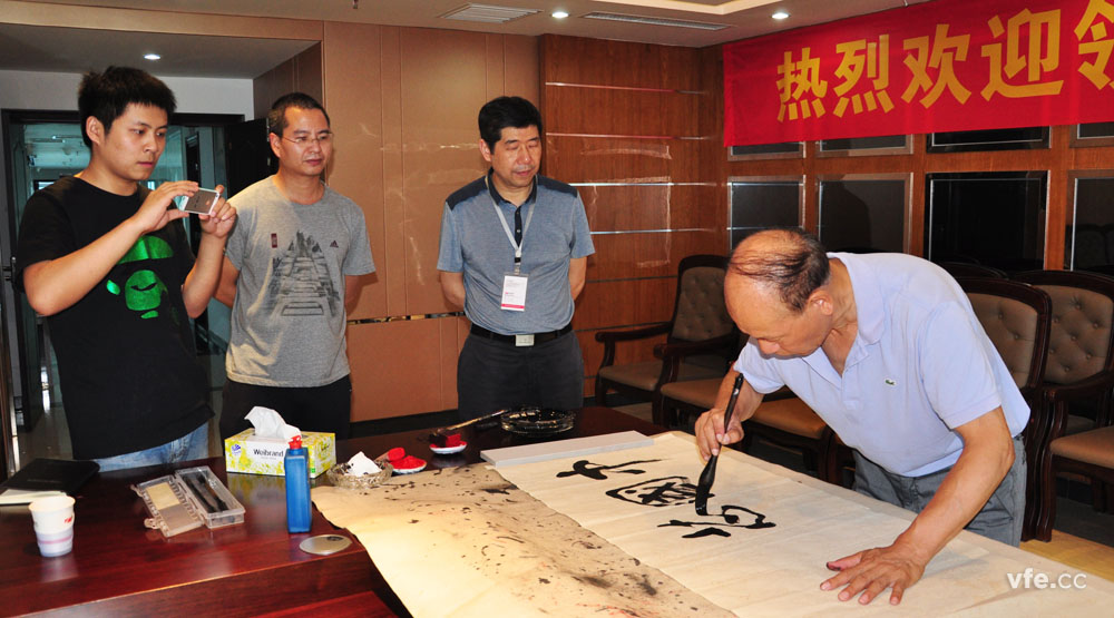 國防科大原電子科學(xué)與工程學(xué)院政委 為“中國芯，銀河夢”題詞